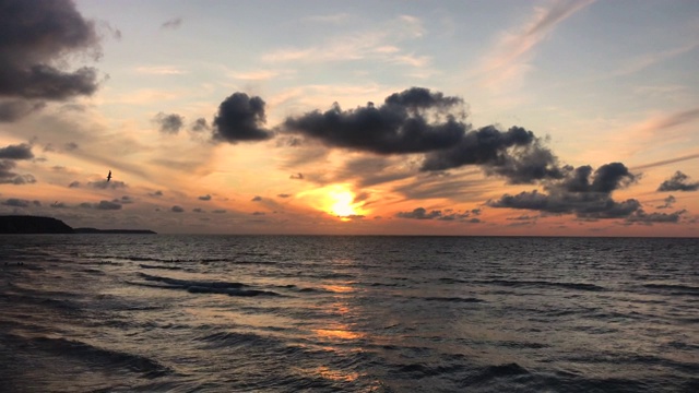 海滩上的日落视频素材