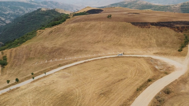 无人机拍摄的山和道路与汽车移动视频素材