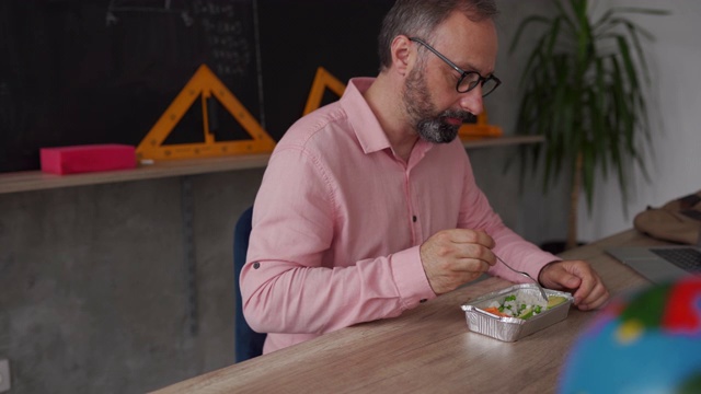 老师在午休时间吃健康食品视频素材