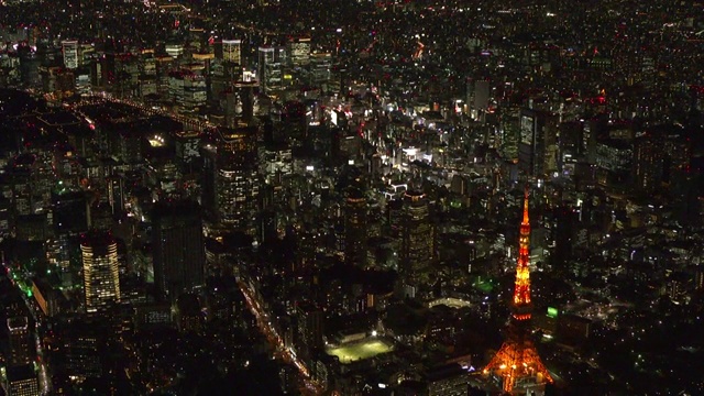 夜间东京塔周围的天线，日本视频素材