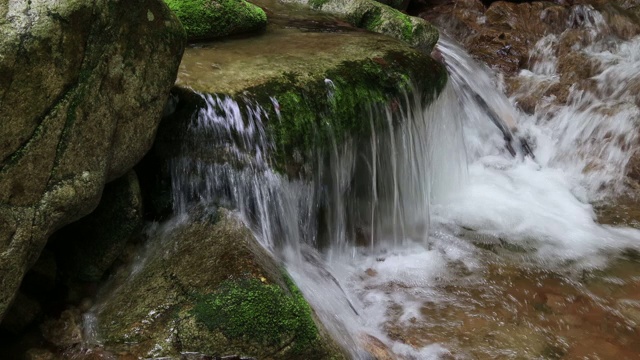 水流穿过山谷/洪川枪，江原道，韩国视频素材