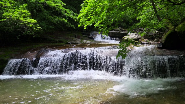 韩国江原道的Inje-gun山谷中的水流视频素材