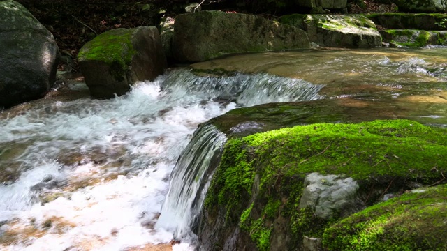 韩国江原道的Inje-gun山谷中的水流视频素材