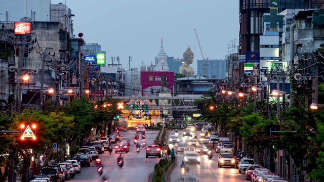 城市景观的建筑与交通的道路和金色的大佛在市中心的夜晚视频素材