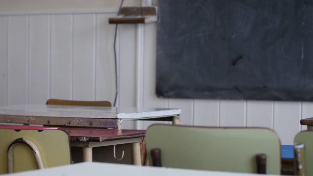 开始上数学课前空荡荡的农村小学教室视频素材