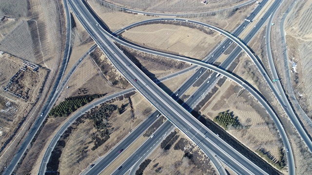 空中交通驾驶周围的公路立交视频素材