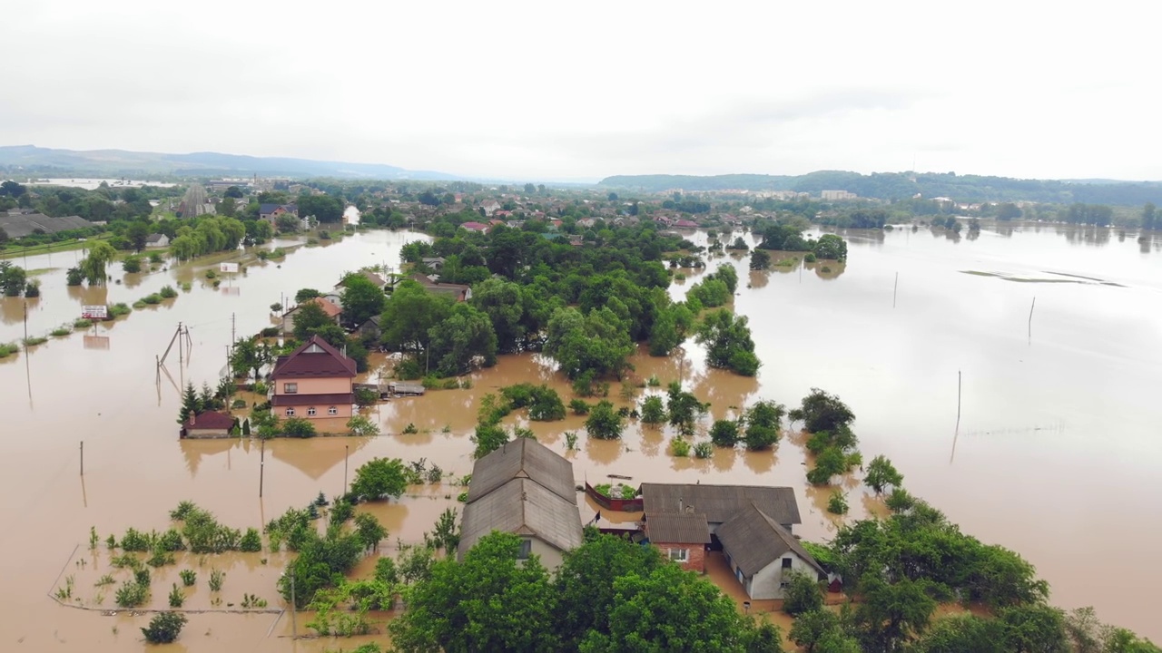 鸟瞰图洪水和被淹没的房屋。大规模自然灾害和破坏。A big city is flooded after floods and rains.视频素材