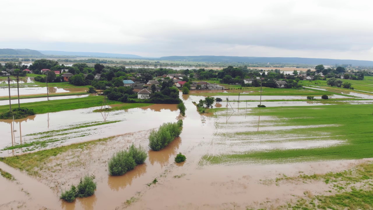 鸟瞰暴雨后泛滥的河流，淹没了农田视频素材