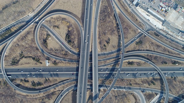 空中交通驾驶周围的公路立交视频素材