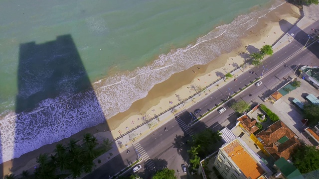 从公寓俯瞰海滩和道路的高角度视角视频下载