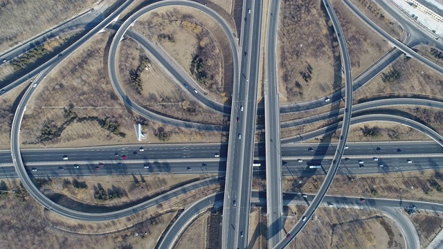 空中交通驾驶周围的公路立交视频素材