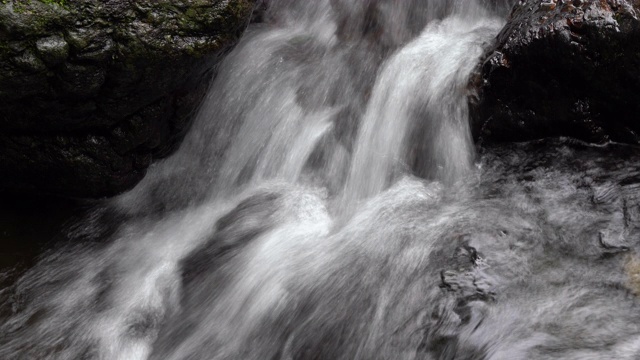 水流过山岩(Slow Shutter)视频素材