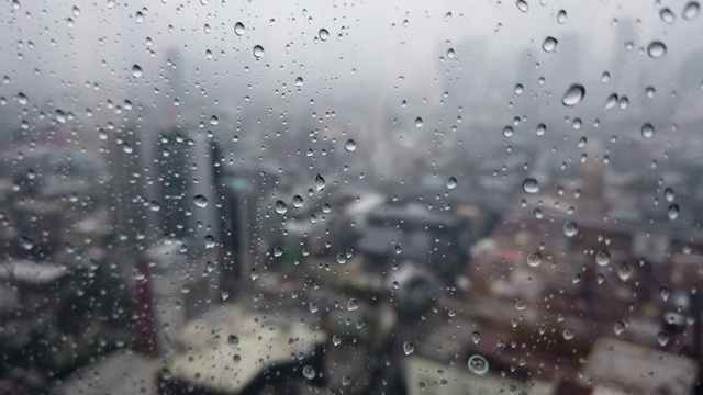 雨滴落在窗户玻璃上与曼谷的城市景观视频素材