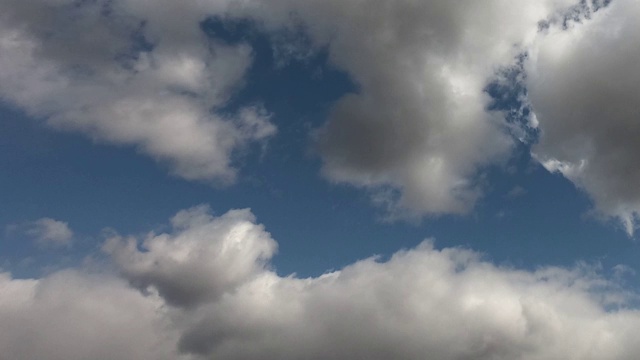 多云天空的时间流逝。暴风雨前的天空和乌云。视频素材