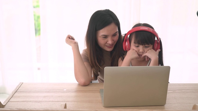 母女俩用电脑进行在线学习视频素材