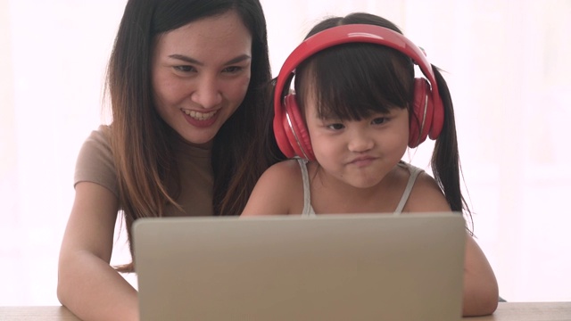 母女俩用电脑进行在线学习视频素材