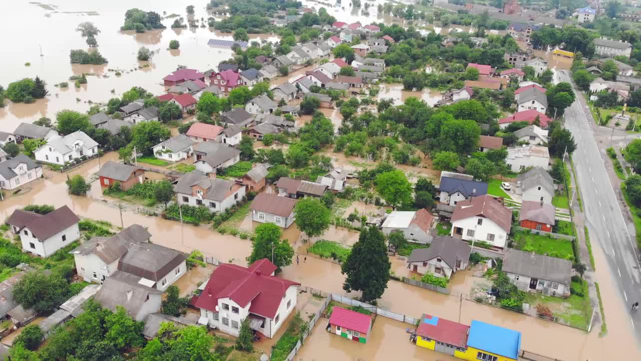 环境灾难和气候变化。鸟瞰淹没城市和房屋的河流。洪水淹没了房屋。视频素材