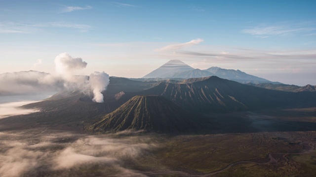 布罗莫山和塞墨鲁山日出时的时间间隔视频素材