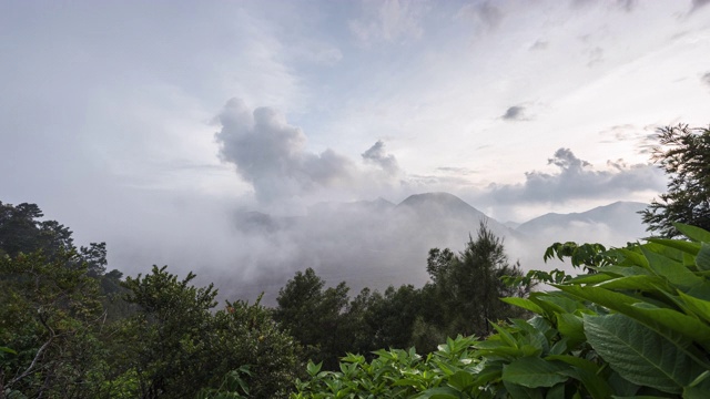 布罗莫山和塞墨鲁山日出时的时间间隔视频素材