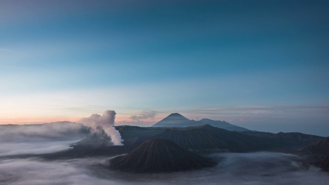 布罗莫山和塞墨鲁山日出时的时间间隔视频素材