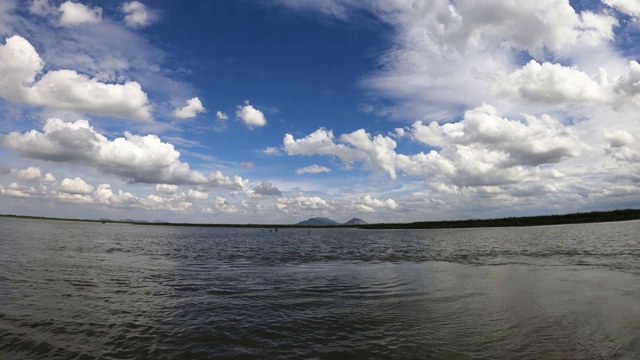 在Bueng Borapet有云和天空的湖视频素材