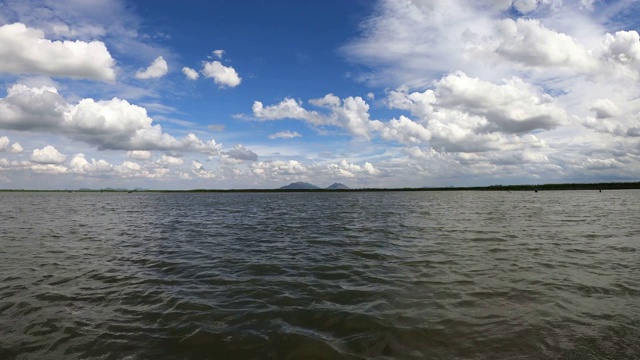 在Bueng Borapet有云和天空的湖视频素材