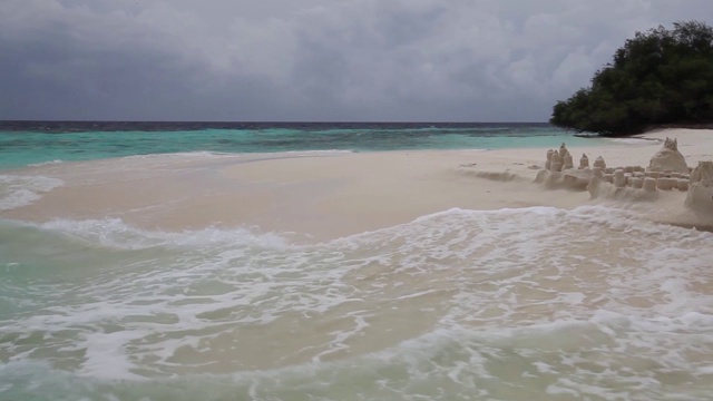 马尔代夫，海滩的海景与云和海浪视频素材