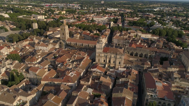 阿尔勒中心，空中返回- Bouches-du-Rhône，法国视频素材