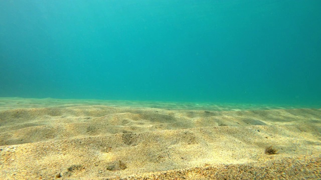 深蓝色的海洋，白色的海底和水下的阳光视频素材