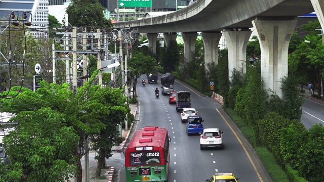 泰国曼谷素坤逸路晚上交通堵塞。视频素材