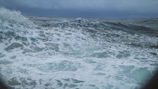 从一艘帆船上看到一个狂暴的大海:在海洋中大风视频素材