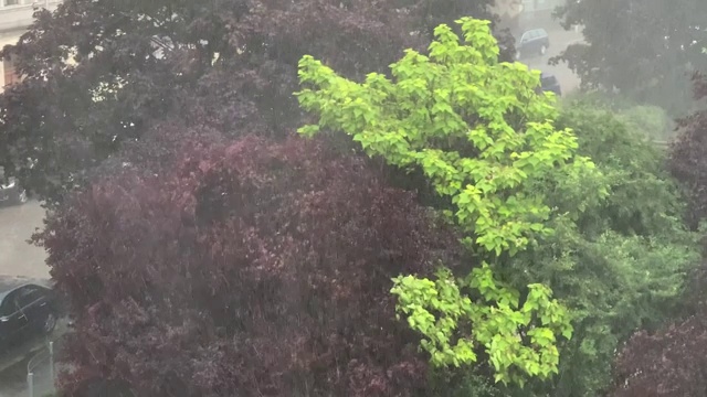 暴雨和冰雹伴随着波兰城市突然爆发的暴风雨视频素材