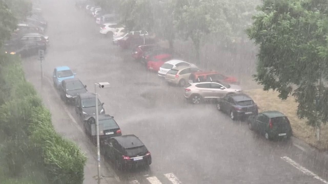 暴雨和冰雹伴随着波兰城市突然爆发的暴风雨视频素材