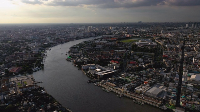 右鸟瞰图曼谷市和湄南河视频素材