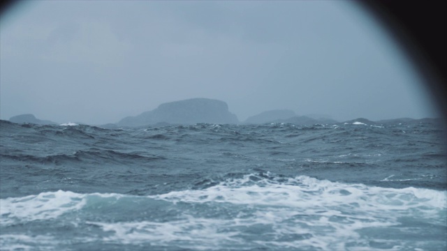 从一艘帆船上看到一个狂暴的大海:在海洋中大风视频素材