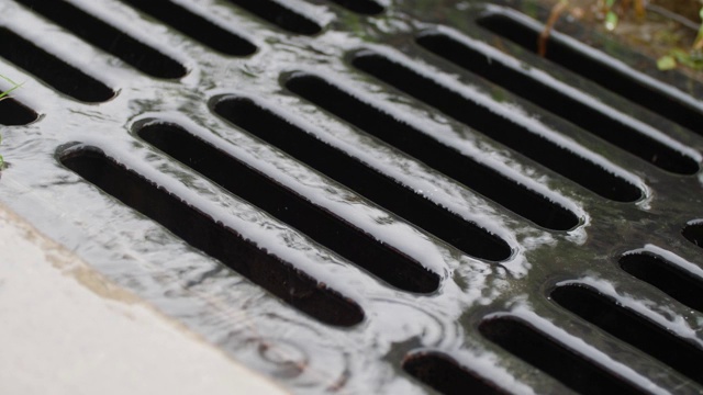 特写下水道在雨天视频素材