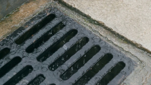 雨中的下水道视频素材