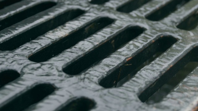 雨中的下水道视频素材