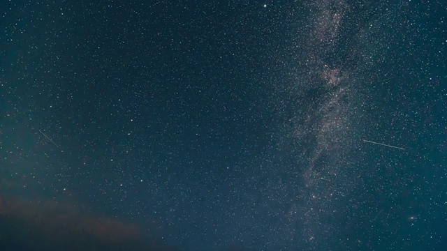 美丽的彗星落在繁星点点的天空。时间流逝视频素材