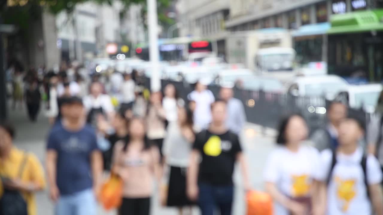 一群人走在城市的街道上视频素材