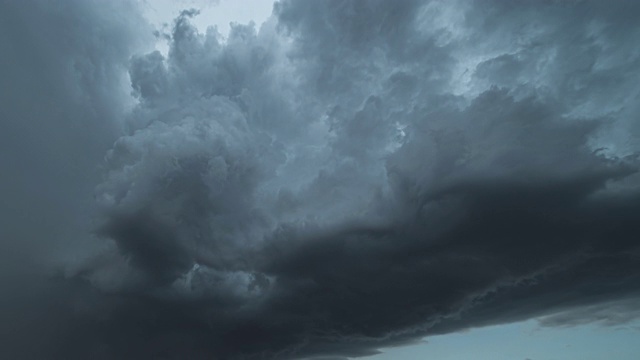 可怕的暴风雨云在天空中涌动。时间流逝视频素材