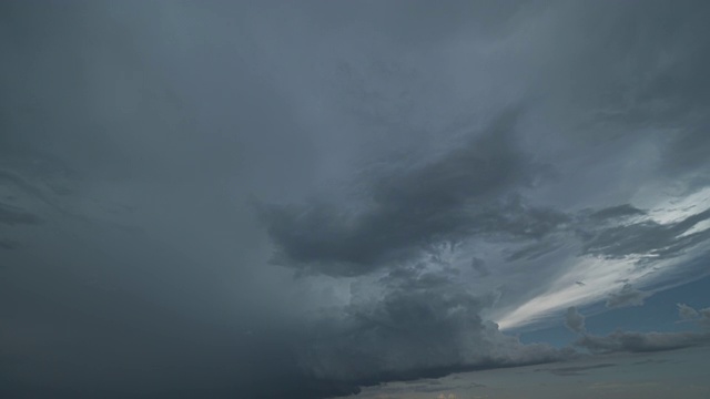 美丽的暴风雨云在天空中流动。时间流逝视频素材