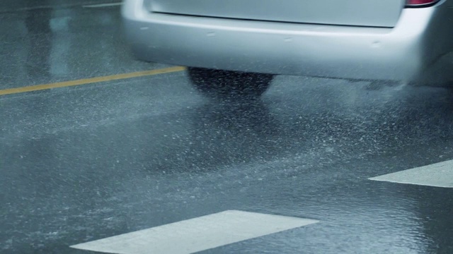 慢镜头汽车在雨天的街道上行驶视频素材