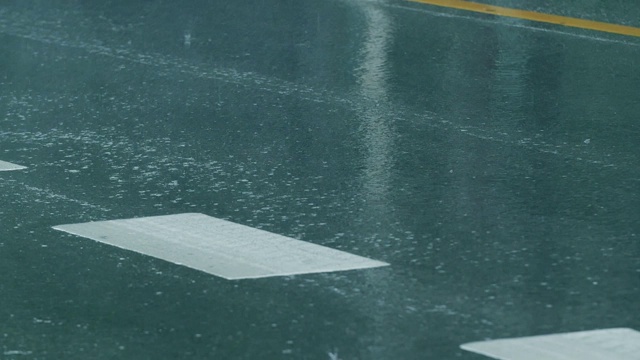 慢镜头汽车在雨天的街道上行驶视频素材