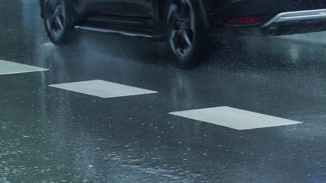 慢镜头汽车在雨天的街道上行驶视频素材