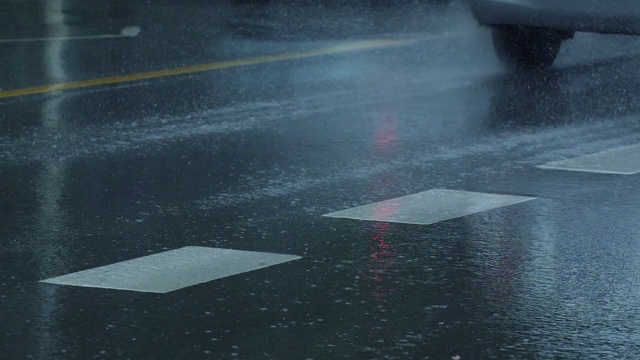 慢镜头汽车在雨天的街道上行驶视频素材