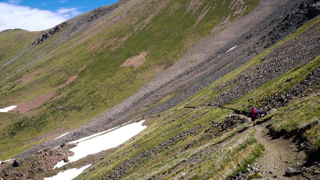 在新墨西哥州北部的陶斯山脉徒步旅行视频素材