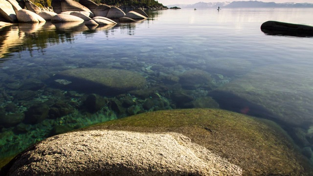 划桨板和清澈的水从纪念点在太浩湖-时间流逝视频素材