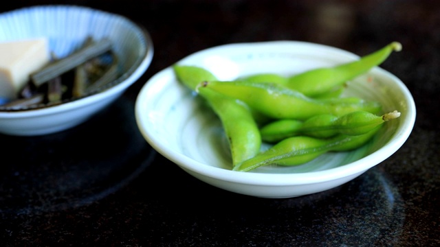 一种青豆的开胃菜在日本的午餐手持式视频素材