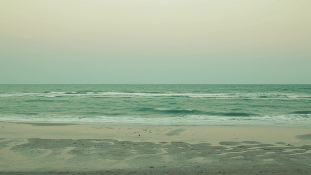 日落后海滩上海浪和游客运动的时间流逝，开始航海时间视频素材